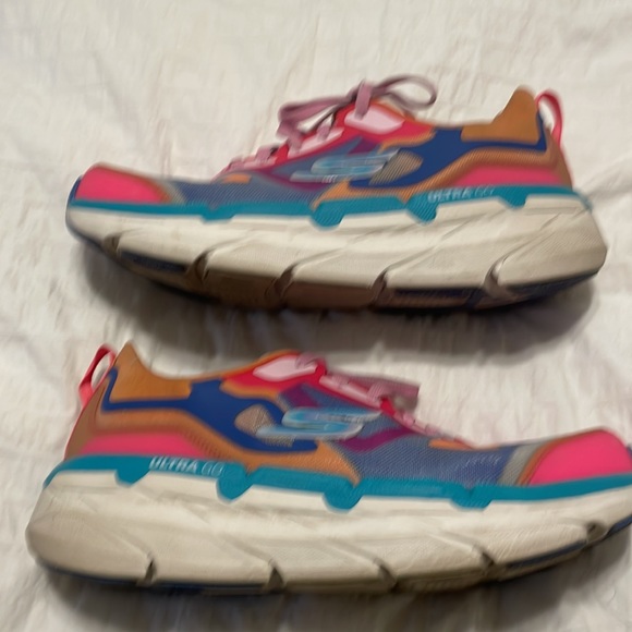 Sketcher’s GoRun Sneakers - Picture 2 of 4
